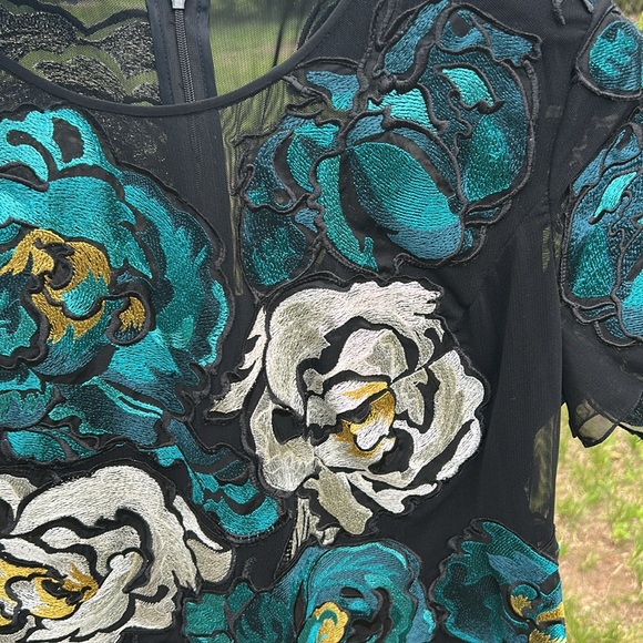 Striking Carlisle Black, Green, White, Gold Graphic Ruffled Top, 14 - Picture 5 of 14